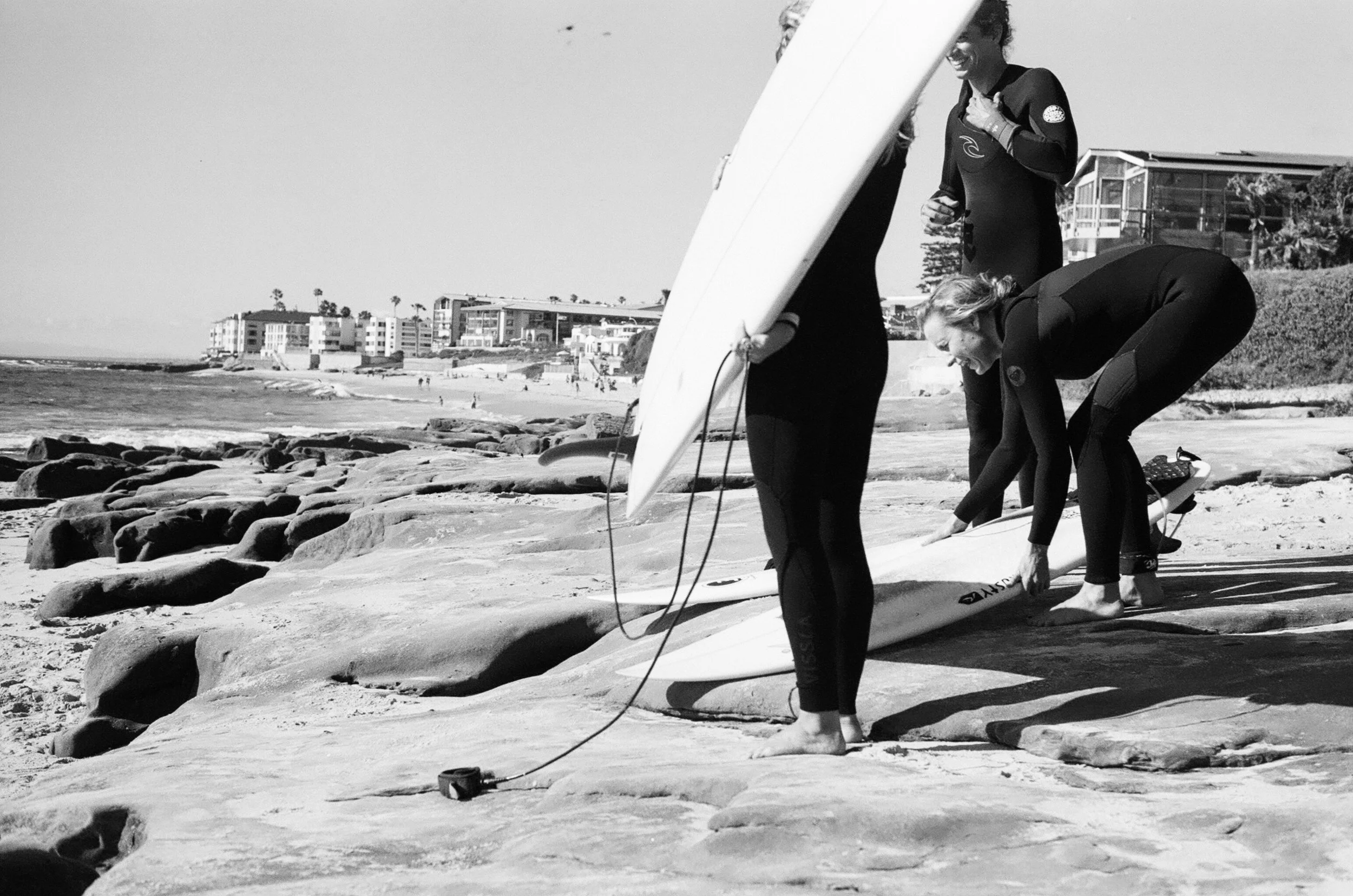 Surf with friends, it's more fun. 