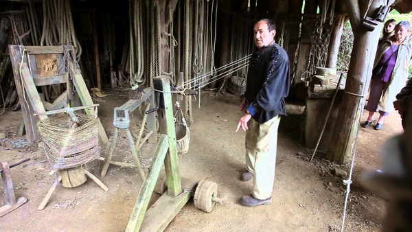 The rope maker at Guédelon, Yvon Herouart, now retired, explaining the rope walk, Burgundy, France. From original 1600x900-pixel image copyright 2010 mediea at http://mittelzeit.blogspot.com.