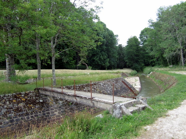 A footbridge over an irrigation ditch in Saint Fargeau.