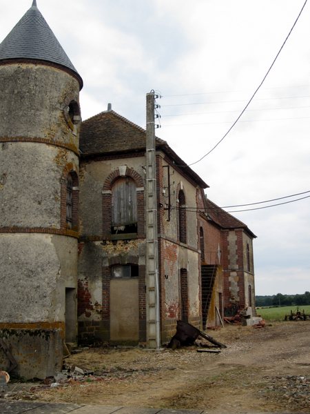 Old farmhouse looking worse for wear but still inhabitable. Maybe. Saint Fargeau.