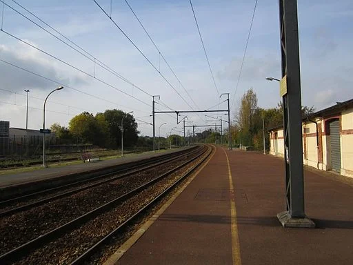 View of the southbound (towards Caen) platform at Gare de Bayeux, 29 October 2011, by Nick-D (Own work) CC BY-SA 3.0 , via Wikimedia Commons