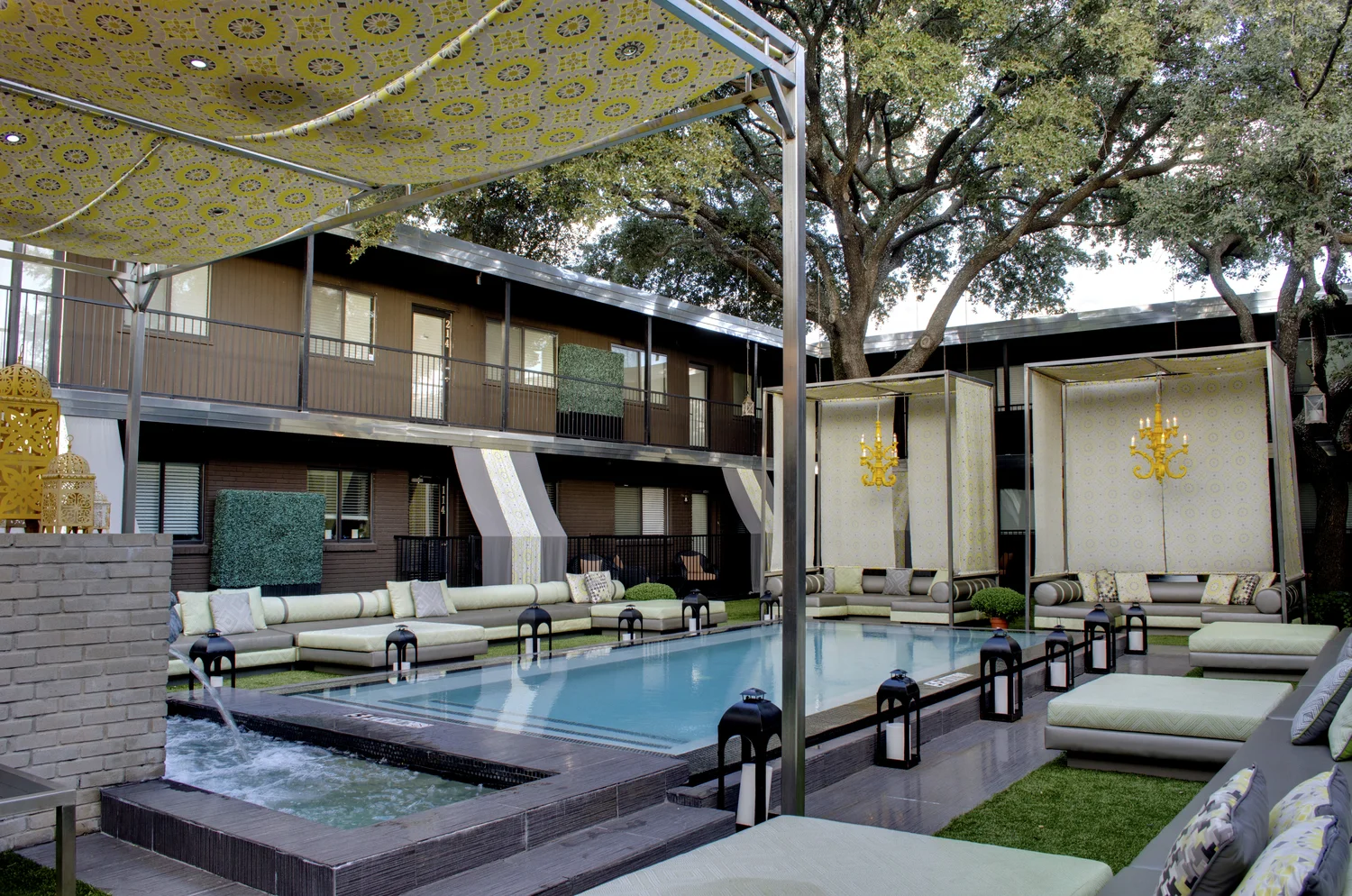 69-5601+(london)+04-07+Courtyard+Day.jpg