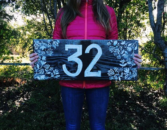 Aprovechando los d&iacute;as de descanso, de inspiraci&oacute;n, de volver a pintar, volver a lo an&aacute;logo, a la naturaleza, la calma y el silencio. Dibujar es meditar 🙏🏼✨Un cartel para la casa sure&ntilde;a 🗻🌿 #holateamo #sursiempresur #min