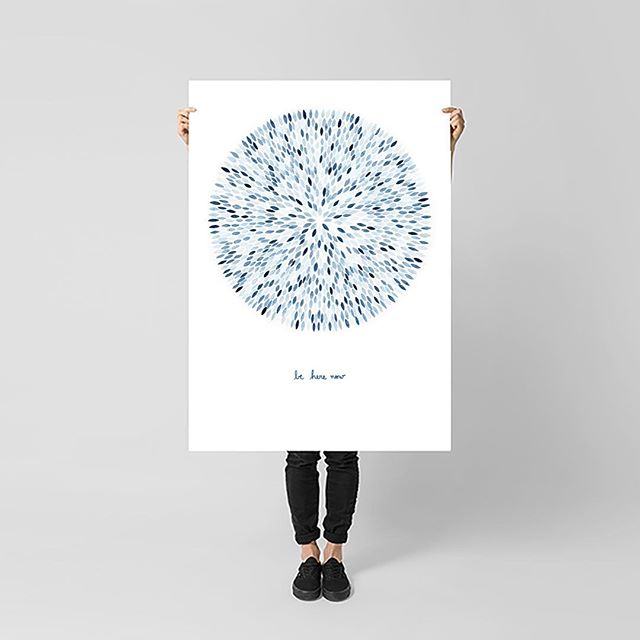 Amigos, me han preguntado harto as&iacute; que voy a hacer A PEDIDO prints del Be here now ✨ mantra meditativo ✨ en grande (70 x 100 cms ) 💙 .
Be here now es una frase que me trae una y otra vez al presente, que me ha ense&ntilde;ado que el ahora es