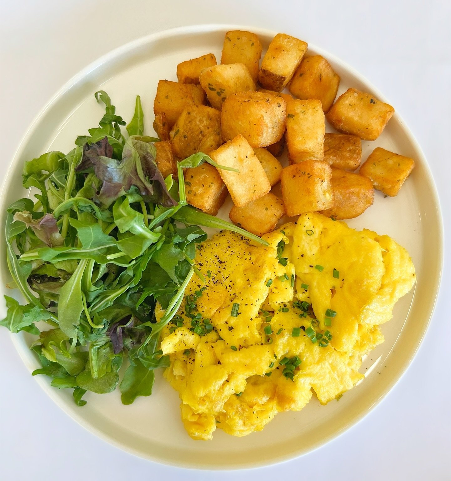 Scrambled eggs paired with our delicious Homestyle Fried Potatoes are a match made in heaven&hellip;Also part of our Mother&rsquo;s Day Brunch. 💐❤️ #ArlingtonHotel
.
Spots are limited so book your table today!Reservations close on Friday, May 10th 

