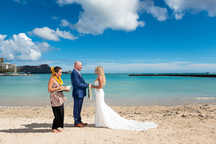 https://images.squarespace-cdn.com/content/v1/570432592eeb814cafcf006d/1584665517409-30V22OO5NZSYZU4X54NJ/Hawaii-Beach-Wedding-In-Waikiki.jpg