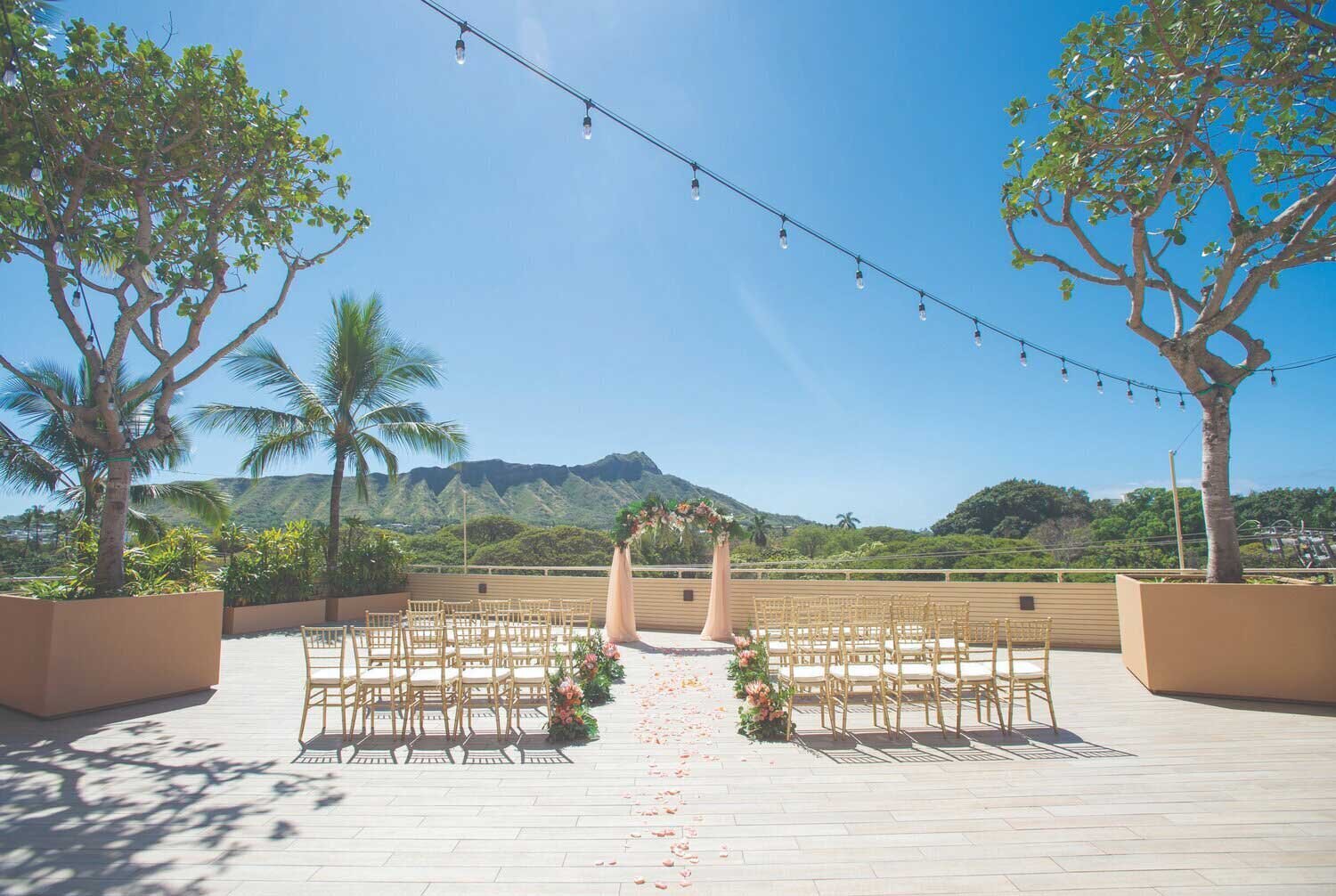 Tropical-themed-outside-ceremony-at-Queen-Kapiolani-Hotel-Waikiki.jpg