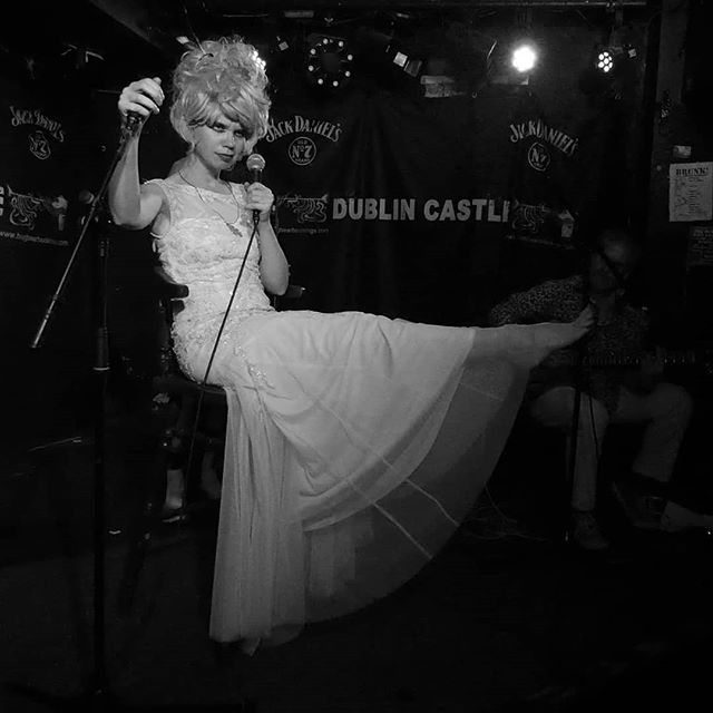 Show her your reverence!
#MissRoberts
#singer
#postpunk
#psychocabaret
#darkcabaret
#avantgarde #music
#performance . 🖤 #RudeMechanicals