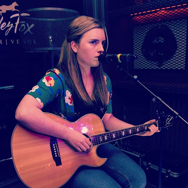 Singing serious songs.... Thanks to @fluttertone for the 📸