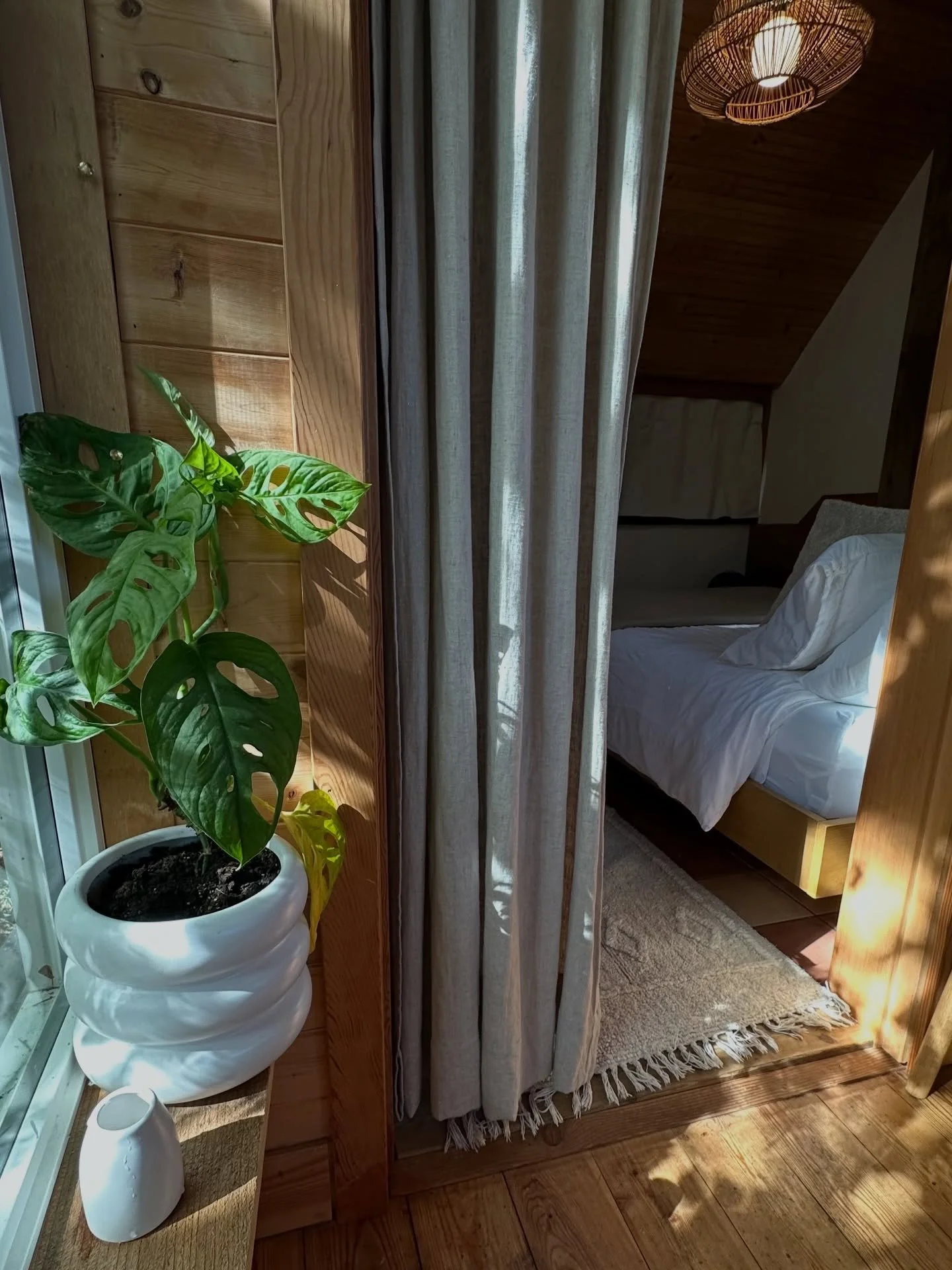 I love the way the light plays in this cozy space. Our calendar is now open from March on! Come enjoy the Casita as much as we do! 

#saltspring #saltspringisland #islandlife  #gulfislands #southerngulfislands