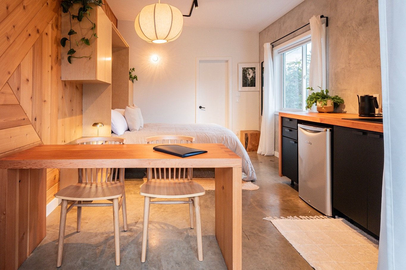 A very cozy November stay awaits you on Salt Spring at the Salty Pear Studio Suite. Rest, relax, write, rejuvenate, repeat.

#saltspringliving #saltspringisland #islandlife  #gulfislands #travelbc #explorebc #ganges #saltspring #westcoast #staycloset
