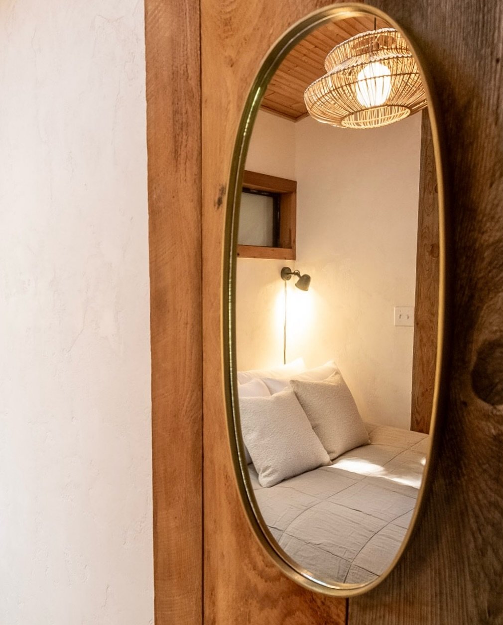 Don&rsquo;t miss your chance to stay in the cozy Casita during cozy season!! It&rsquo;s a truly one of a kind experience. Autumn on Salt Spring is our favourite 🥰🫶🏼
Book following with profile link. 

#saltspringliving #saltspringisland #islandlif