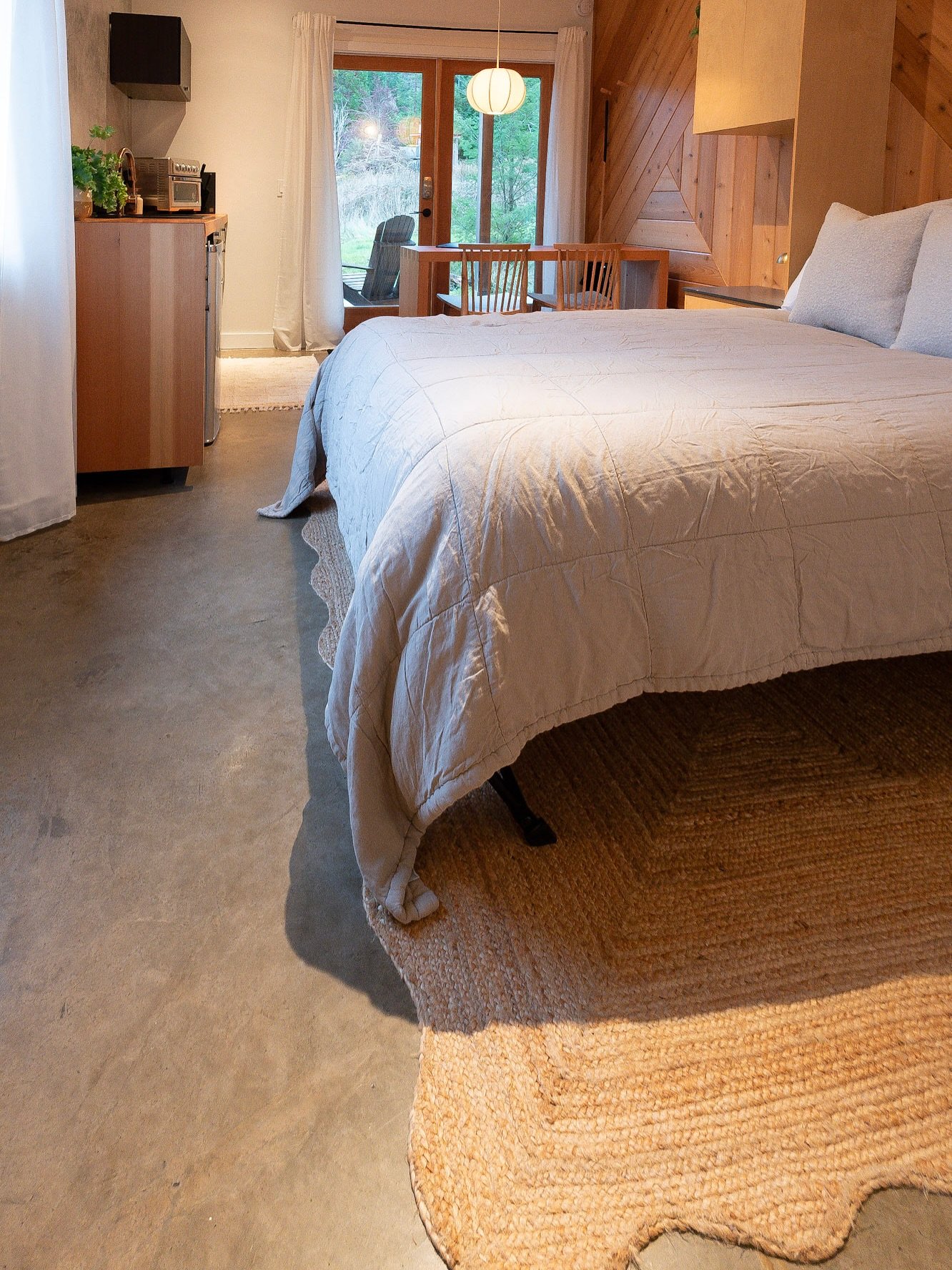 LAST MINUTE BOOKING OPPORTUNITY! We had a cancellation in our comfy studio suite. Jump on this perfect mid-week two night getaway, discount applied. Link in bio and stories. 

#saltspringliving #saltspringisland #islandlife  #gulfislands #campvibes  