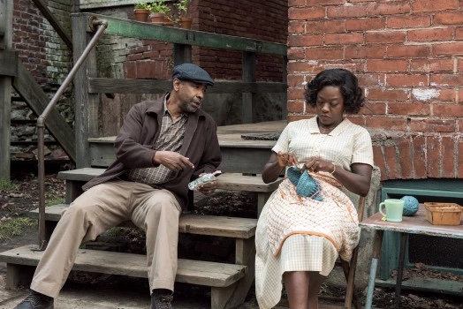 A screenshot from the film. Washington (left), Davis (right).
