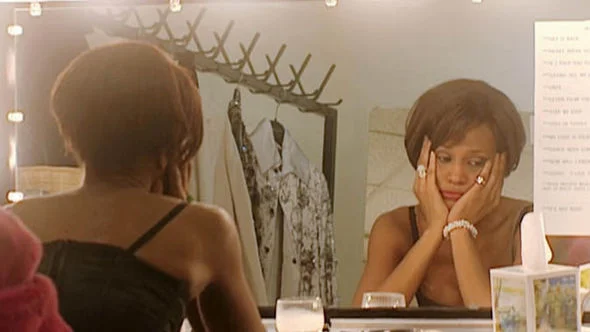 One of Whitney's intimate moments behind the stage. (Soure: Google)