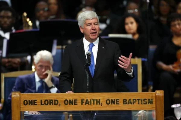 Rick Snyder speaking at Aretha's funeral. (Source: Daily Herald)