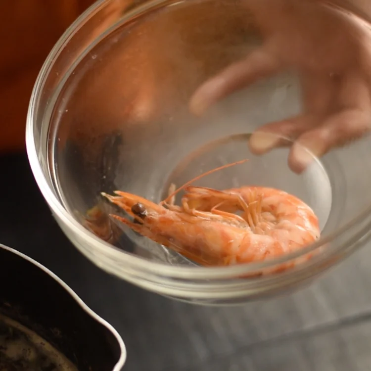 3. 鍋にAを入れて火にかけ、沸騰させたら海老を入れ、菜箸で掴んで背中を丸めながら5分ほど茹でて、ざるに上げておく。 ※海老の色が変わるまでしっかり茹でましょう。きちんと茹でないと色が悪くなってしまいます。