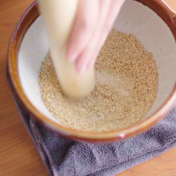 4. 白ごまを香ばしくなるまで炒り、すり鉢でする。
