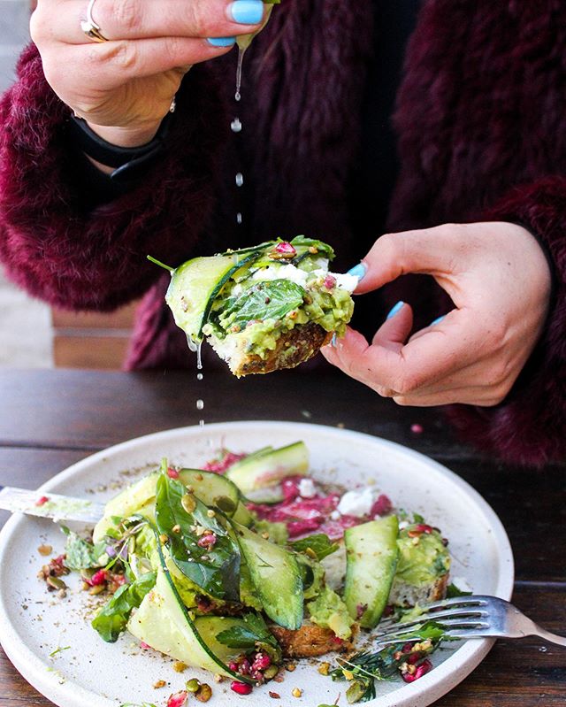 Coffee, sm'avo and a squeeze of lime to seal the deal. Friday, we're 🔛!