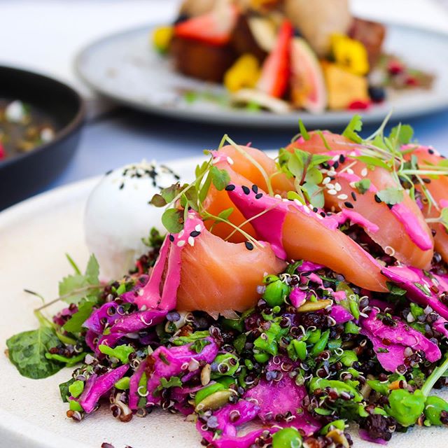 A true crowdpleaser. ⚡️⚡️ Our Cured Salmon Nourish Bowl w/ quinoa, beetroot hummus, zucchini noodles, smashed peas, mint, dill, pickled cabbage, kale, capers, lime and beetroot tahini dressing. Tuck right in. 🍴