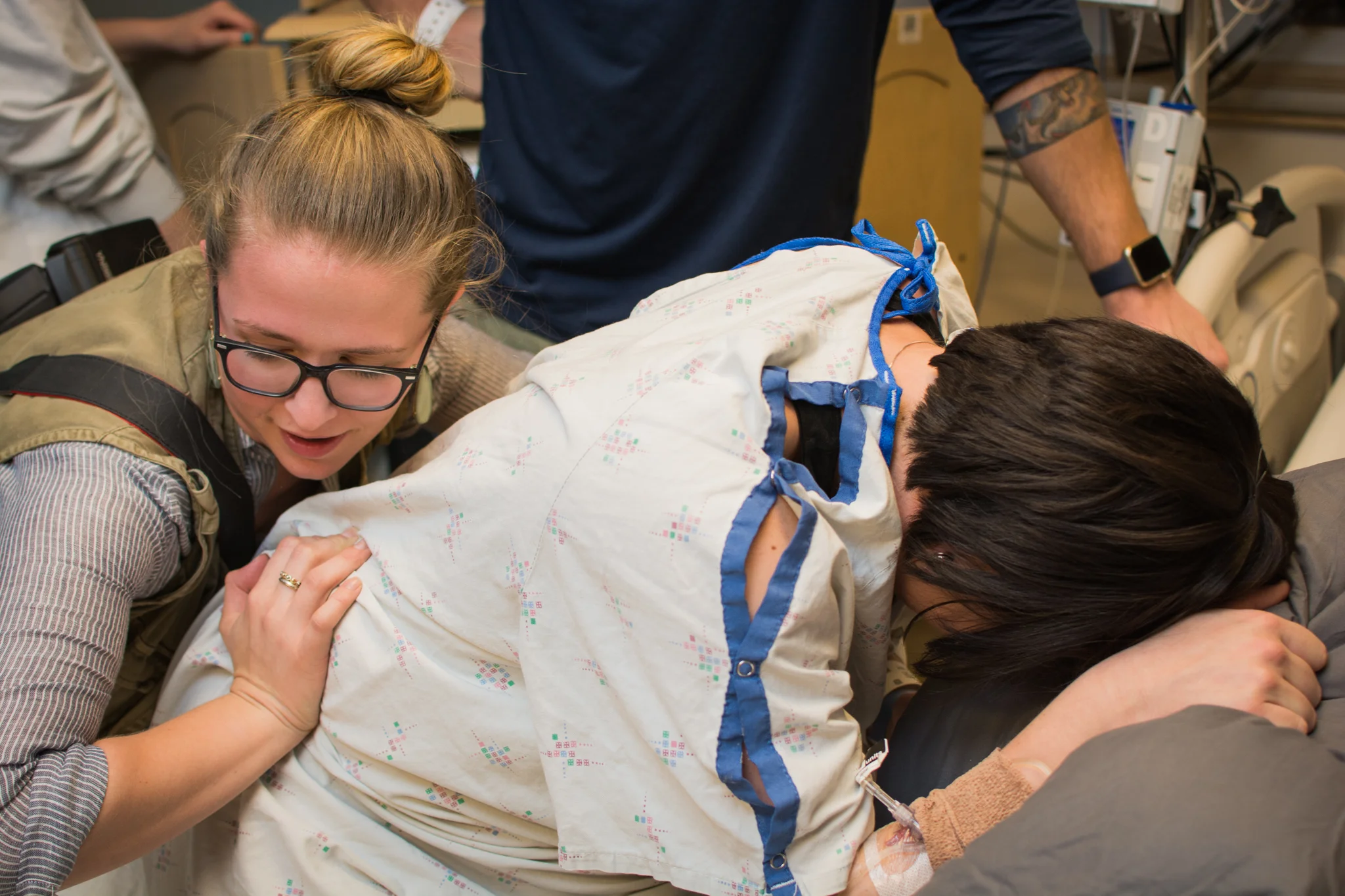 Stepping in to support a mama by teaching dad how to apply counter pressure during pressure waves. The "doula" has been in my blood since the very beginning. <3