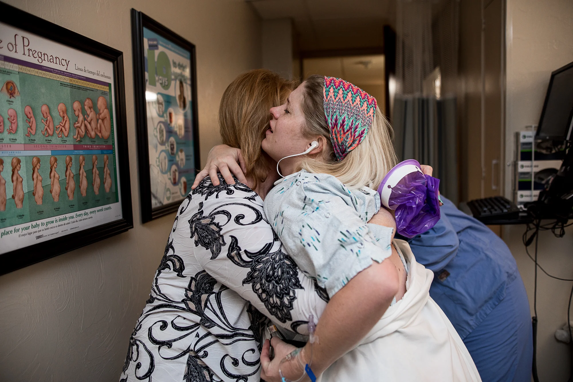 Pregnant-Mama-Clings-to-Mom-in-Labor-OKC-Birth-Photography-by-Micah-Lynn-Birth-Stories.jpg