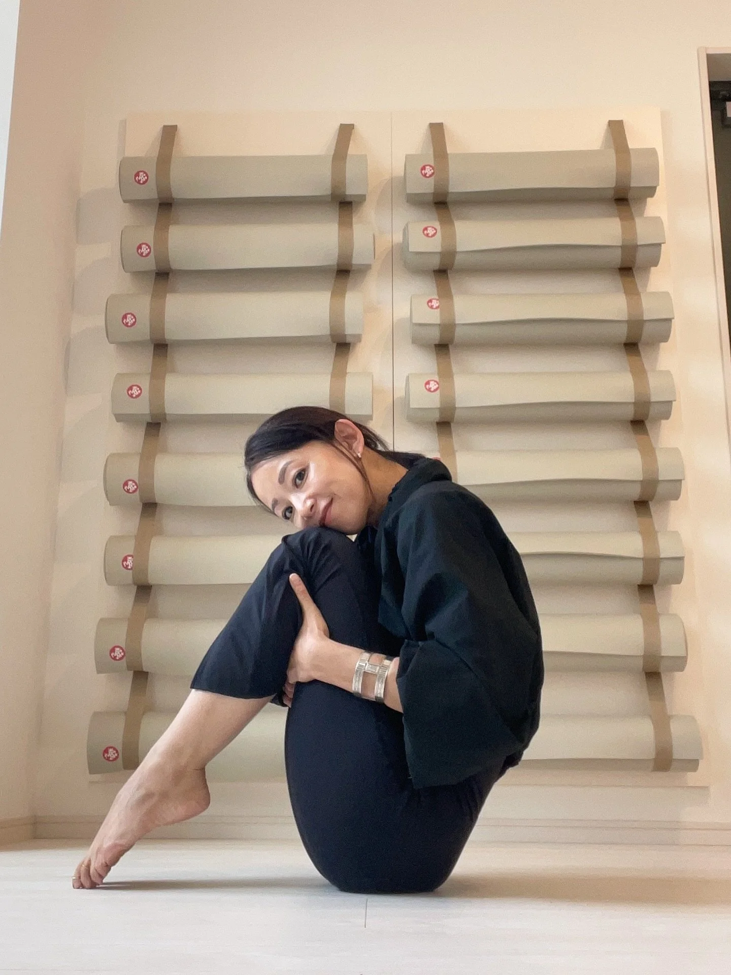 気が遠くなるほど暑かった夏が終わり
ギフティング頂き楽しみにしていたLE PHILのウェアが
活躍するシーズンになりました

ありがとうございます

オープンセーラーにも、ボトルネック風にも使える
襟元と、ボリュームのある袖口の女性らしさが
軽やかで普段あまり選ばなくなった黒を珍しく&hellip;

こちらのパーカーは先日北海道で開催されたJAYGに
持って行きましたが先ず驚いたのは
洗濯機から取り出した瞬間、干さなくて良いのでは？
と思える速乾性！！

温度差の激しい朝晩はもちろん
スタジオ