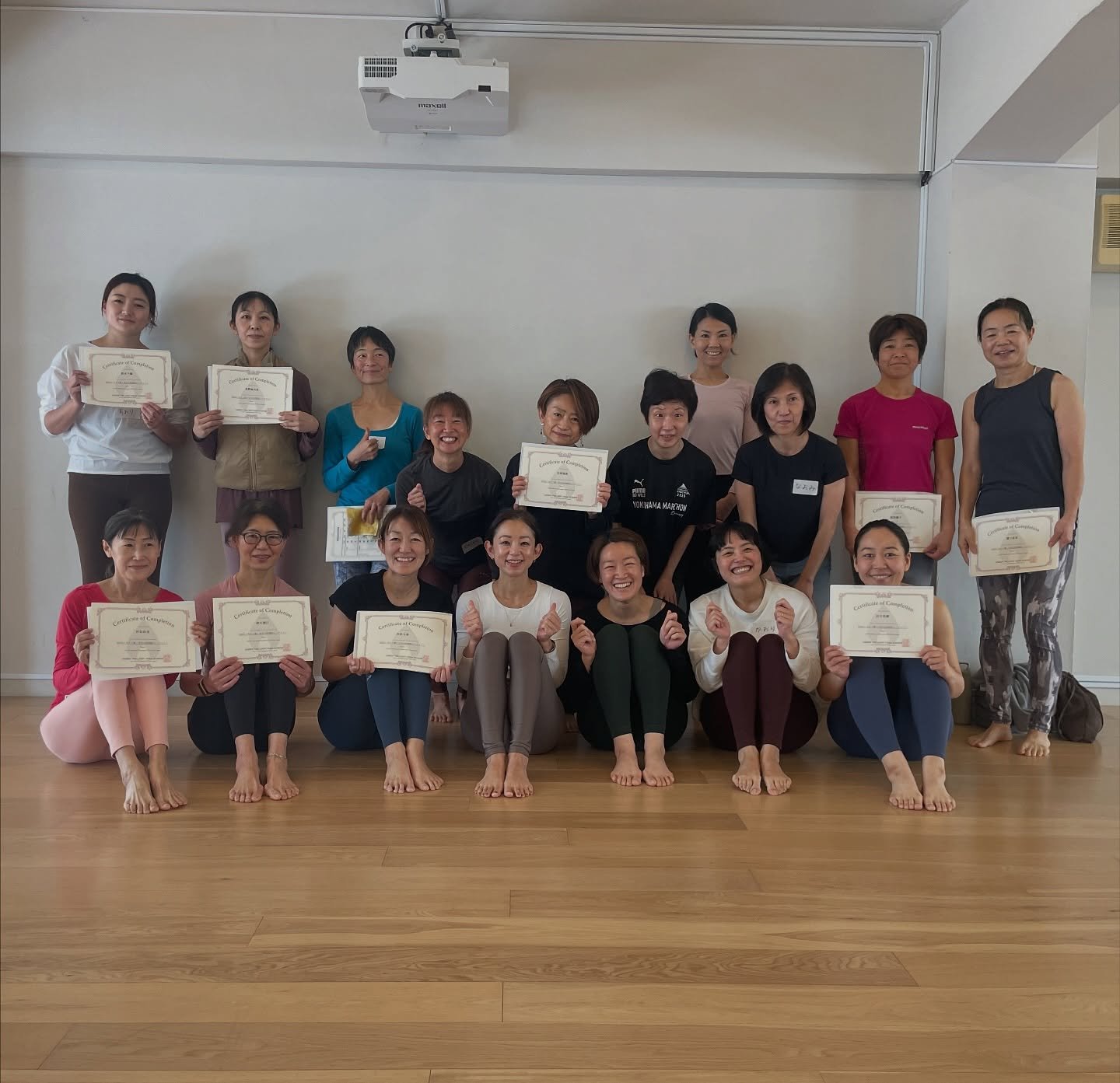 股関節の動きを確かめるWSに
ご参加頂いた皆様ありがとうございました

股関節のリクエストを頂きどんな内容にしようか？
すごく悩みましたが&hellip;
ぜんぜん時間足りなかったーーー！w

関節の動きの6方向と
支える筋肉、ストレッチされている筋肉
一つ一つ違いを感じてもらい
代償行為のあるあると
自分の身体の癖を感じてもらいました

股関節にテーマを絞りながらも
結局はアーサナにどう取り組むか
身体と心がしっくり納得するには時間がかかるし、
かけるべきが
伝わってくれていたら嬉しいです

