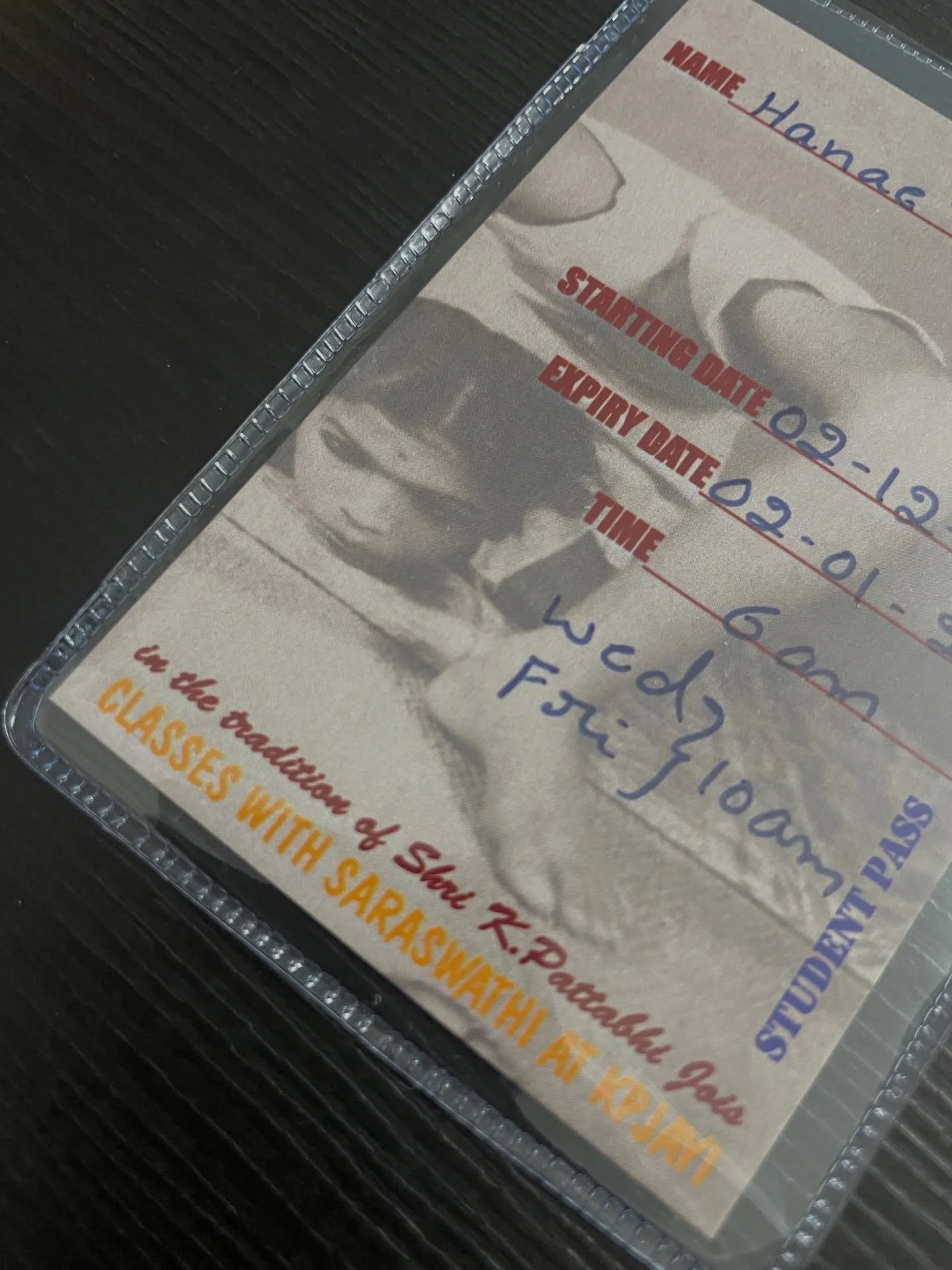 9月のJAYG直前、右肩を痛め
始めて定期的に整体通いをし、肩は治ったけど
無理をかけていた筋の痛みで
この3カ月ちゃんとした練習はできなかった

幼少期に怪我した首から来てると診断され
アジャストなど瞬時に力を必要とする時に
確かに首に力が入っていたので対処法はある

スタジオや生徒、家族など沢山の協力があって
お休みを頂くのにインドで練習できるのかなあ？と
不安と葛藤した3カ月

練習を休んでみると硬直して夜中に起きてしまう、
できる練習をすると可動域が日々変化するので
どう過ごすのが正解な