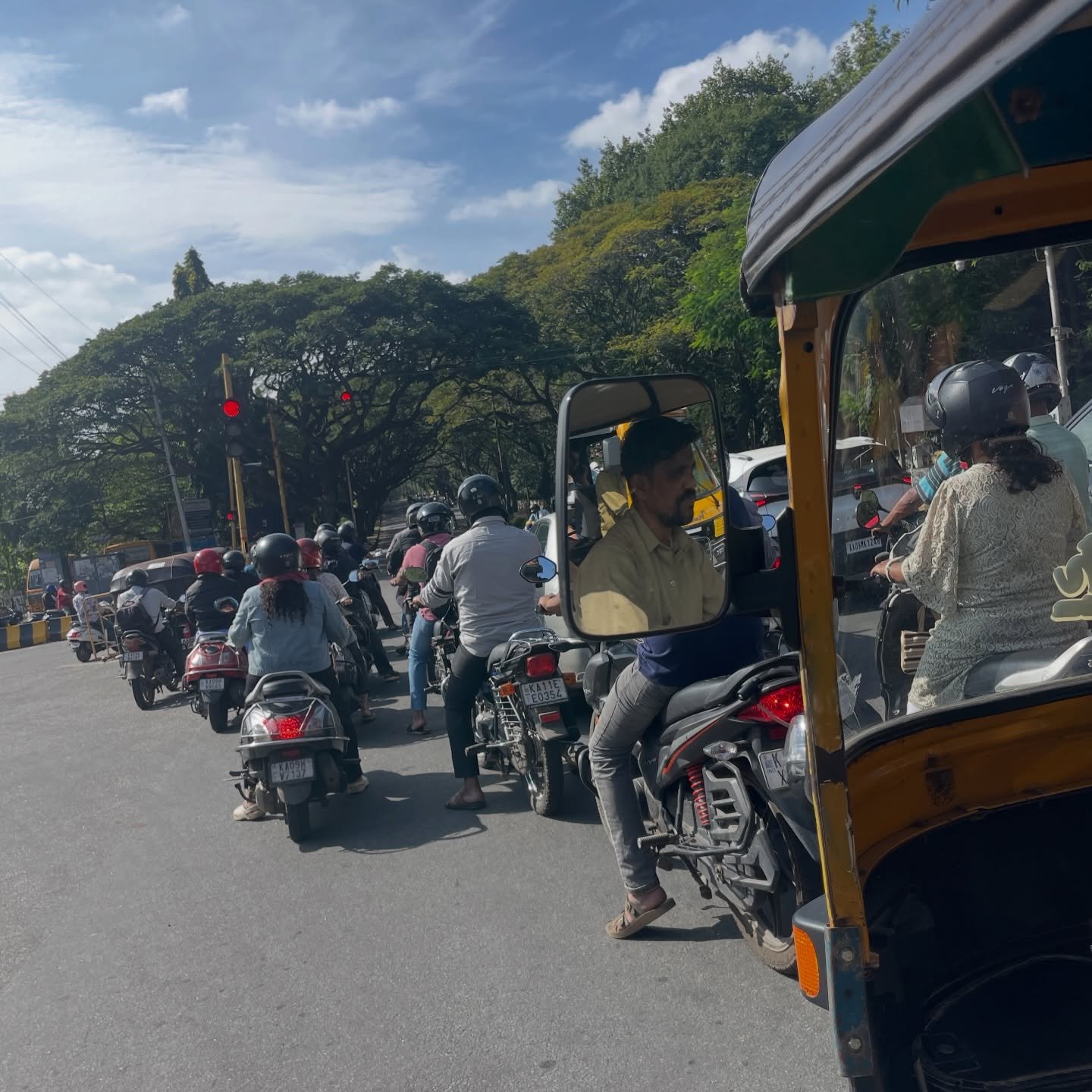 インド生活1週間目終了

金・日レッドクラス後ママジのチャンティングでも
水・金に行われるチャンティングクラスでも
同じように感じたのは
自分の呼吸が随分と長くなっている

一息で言い切れるしまだまだ余裕もあって
1年前と明らかに違う

身体の方は前の投稿に書いた通り万全ではないし
ポーズが増えている訳でもないから
だからこそ自分の排活量、肺活力どちらにも
嬉しい発見だった

今週は環境に身体とマインドを慣らしていく

宅練に変わってからの久しぶりの人と一緒にできる練習は
イキイキするけどより冷