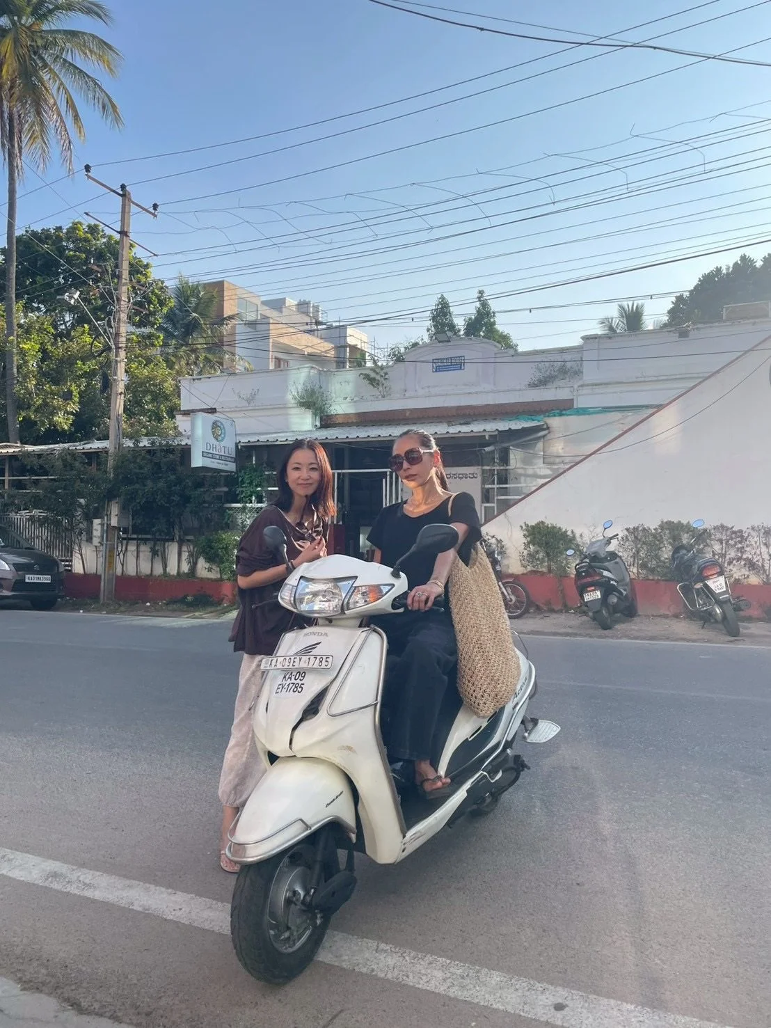 2週目から練習後のアジャスト&hellip;だけでなく
練習中にも必要な相手のアジャストに入り
また練習に戻り&hellip;の
サラスワティシャラスタイルのアシスタント業務を
させて頂いてます

ポーズを進めることではなく、練習とアジャストの
両立をするのがここのスタイルらしく
だからオーソライズを頂いた後はそれはもう
どんな時でもできる程で事が進んでいく

1週目プライマリー
2週目セカンドを練習し肩と相談しながら木曜日だけ
様子見で3rdの練習をやってみた

ヨガはアーサナだけではないけれ