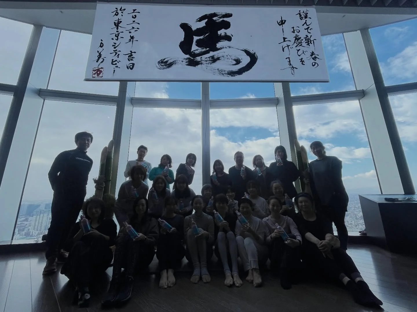 2026.1.11
@tokyocityview 
@roppongihillsofficial 

六本木ヒルズ展望台 東京シティビューにて開催された
新春イベント「天空のはつみそら2026」
52階の展望台にて「天空の初ヨガ」の講師を担当させて
頂きました
　

2026年最初のイベントでこの清々しい空気と
絶景、皆様の笑顔と共にヨガの時間を過ごせて
良い一年が始まりそうな予感

動くパートだけでなく
目の前を行き来する情報や目まぐるしく働く思考など
「ある」に慣れすぎている日常での
「無い