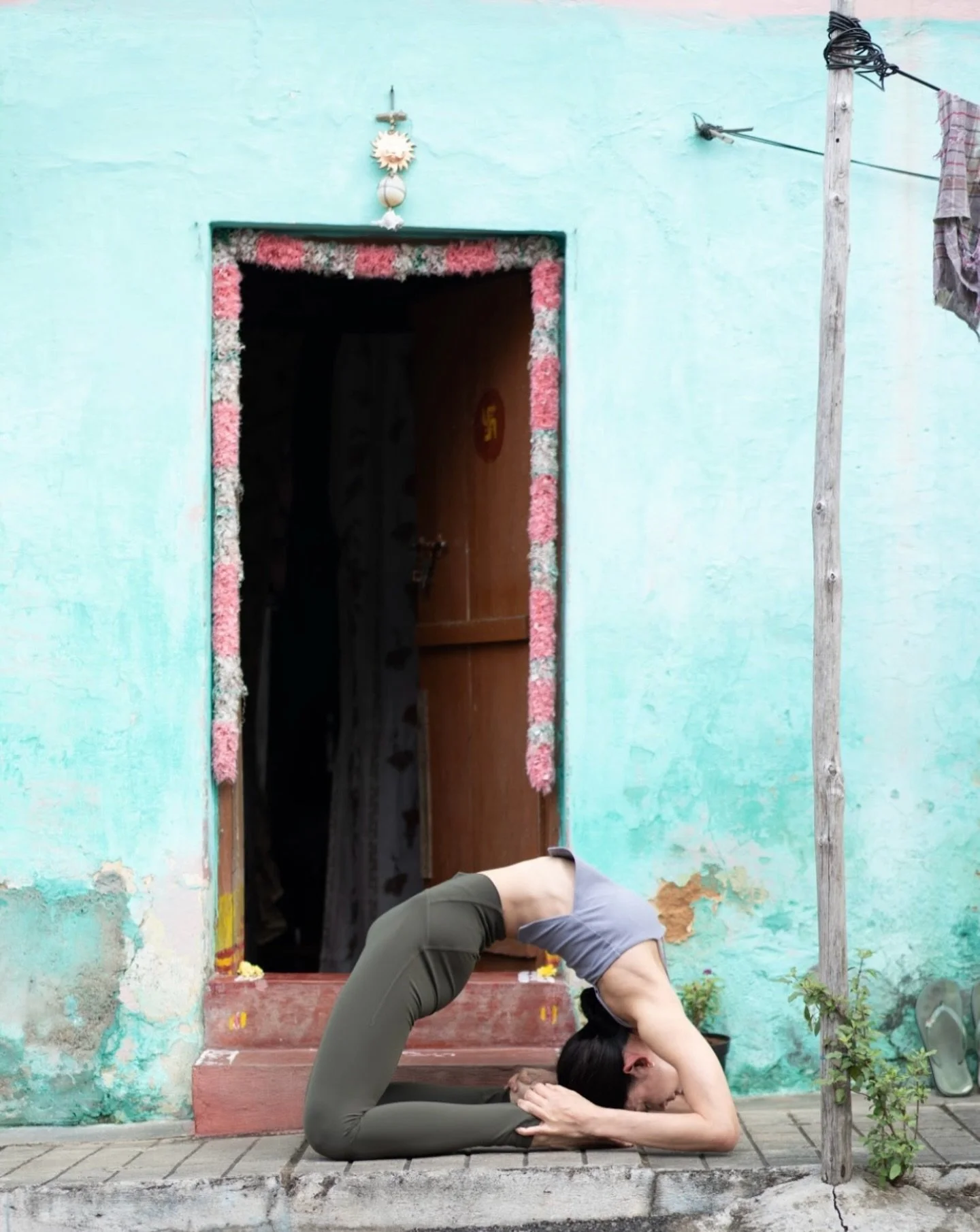 「好きな事を教えられるくらい続ける」

好きを重ねていたら続いていて
自分が知りたいから学んで
経験したから色んなアプローチが増えていて
だから教えられる

「教える為に学ぶ」
とは少しだけ違う
教える事だけ増やしているといつか
エンプティーになりやすい

だから毎日「好きを磨く」

迷いが生まれるとそっち側の波動に吸い込まれやすいから
弱気を見せると一気に引っ張られていく

迷ったり考えるのは頭
好きって感情は心
継続って本当にチカラ

#ashtangayoga