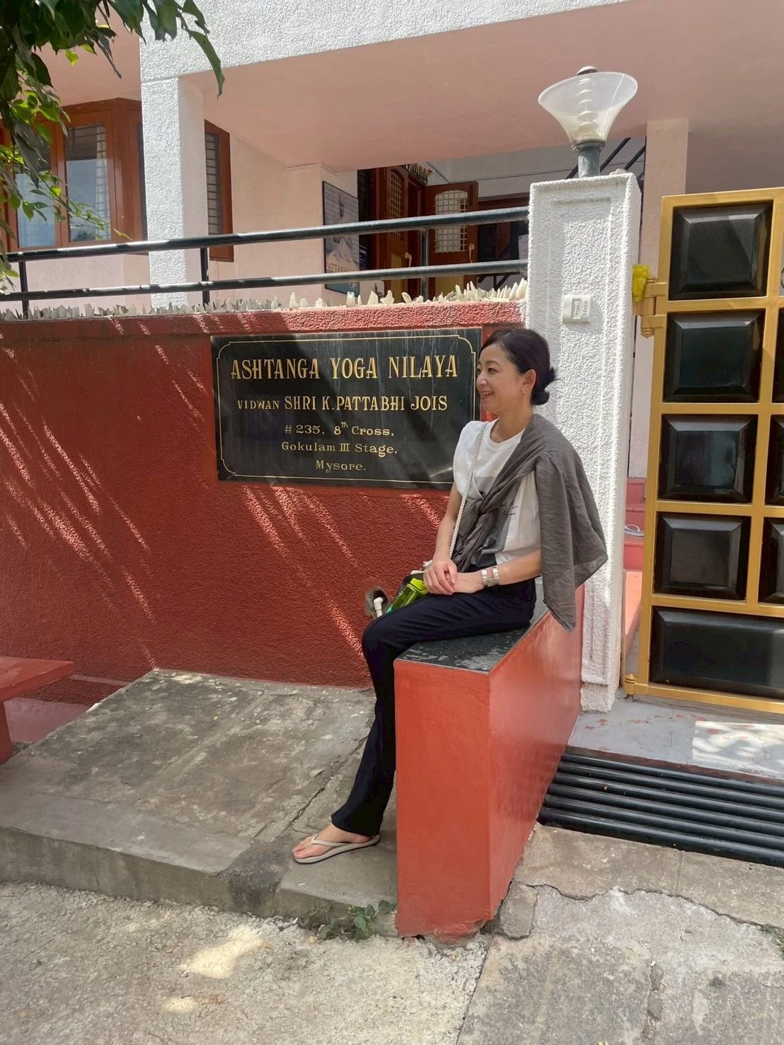 アシュタンガヨガと聞くだけで
凄そう
難しそう
敷居が高そう

勝手にストイックなイメージも持たれやすいけど
見えているところはそうでも
続いている人はメリハリが上手く
チートデイやオフもあるし
要するにその人のバランスを見つける事が
長く続く秘訣なのかな

そして何より「好き」に純粋に向き合う気持ち
マットの上では背伸びできないし
そのままの自分を受け入れる強さが必要
そんな時、心の支えはやっぱり好きだから
続けられる、これに尽きます

世の中には人の思いがこもった物、食、空間も
あれば
逆に