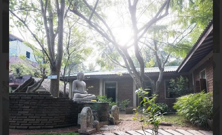 アシュタンガヨガ &times; アーユルヴェーダ
リトリート in スリランカ 🇱🇰
2026年7月19日（日）出発
3泊5日 ／ 6泊8日

代官山店でアビヤンガを受けてから
ずっと楽しみにしていたカルナカララスリランカ本店
リトリートの募集開始しました

診察には日本語訳スタッフが同席してくれる他
個々の体に合わせた食事、
アクティビティも充実していて
パッケージツアーならではの安心感と充実の内容です

20年ほど前インドのドクターに脈診してもらったのが
私がアーユルヴェーダの凄さに触