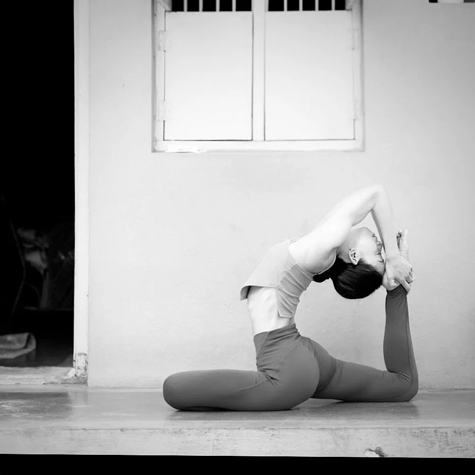 バレエの舞台でソロを踊った16歳&hellip;

連続ターンでどうしても最後の一回が回れずに迎えた
「ゲネ」と言われる本番と全く同じ衣装、照明諸々の
通しリハーサル

ゲネでも出来なかったら(というかもっと前に)
普通なら振り付けを変更するか
何かしらの打開策、妥協策に変更するはず

とは言え振りは音楽に合わせた動きなので
ゆっくり回って回数を減らすなんて事も
簡単にはできない世界

それでも先生は
「あなたは本番に強いから振り変更なし、
もし失敗したらアドリブは自分でなんとかしなさい」
と言