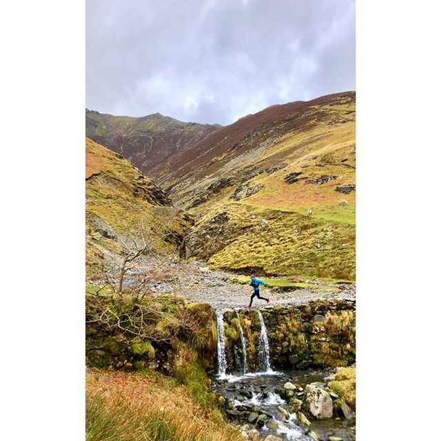 Trying not to look at my watch, moan about my sore legs, or wonder how long it is until I can justifiably scoff my lunch... but then sometimes The Lake District has its own ways of distracting you. .
.
#timetoplay
#salomonrunning
#salomonslab
@salomo