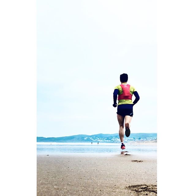 Reason to keep going: There&rsquo;s a cream tea in a beach view cafe at the end of the next flat mile. Reason to stop: Your tripod and phone are sinking. .
#timetoplay
#salomonrunning
#salomonslab
@salomon @salomonrunning