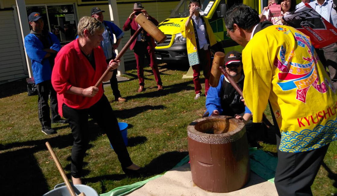  Christchurch Mayor Dalziel and Japanese Ambassador to New Zealand Toshihisa Takata beating the rice dough for mochi  