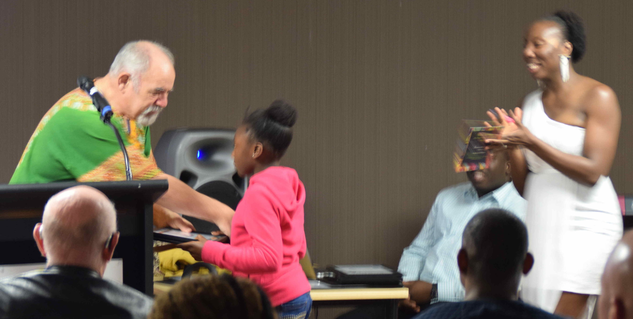 Patrick O’Connor, Director of PEETO, a multicultural learning centre based in Christchurch, presenting certificates to young children from the community