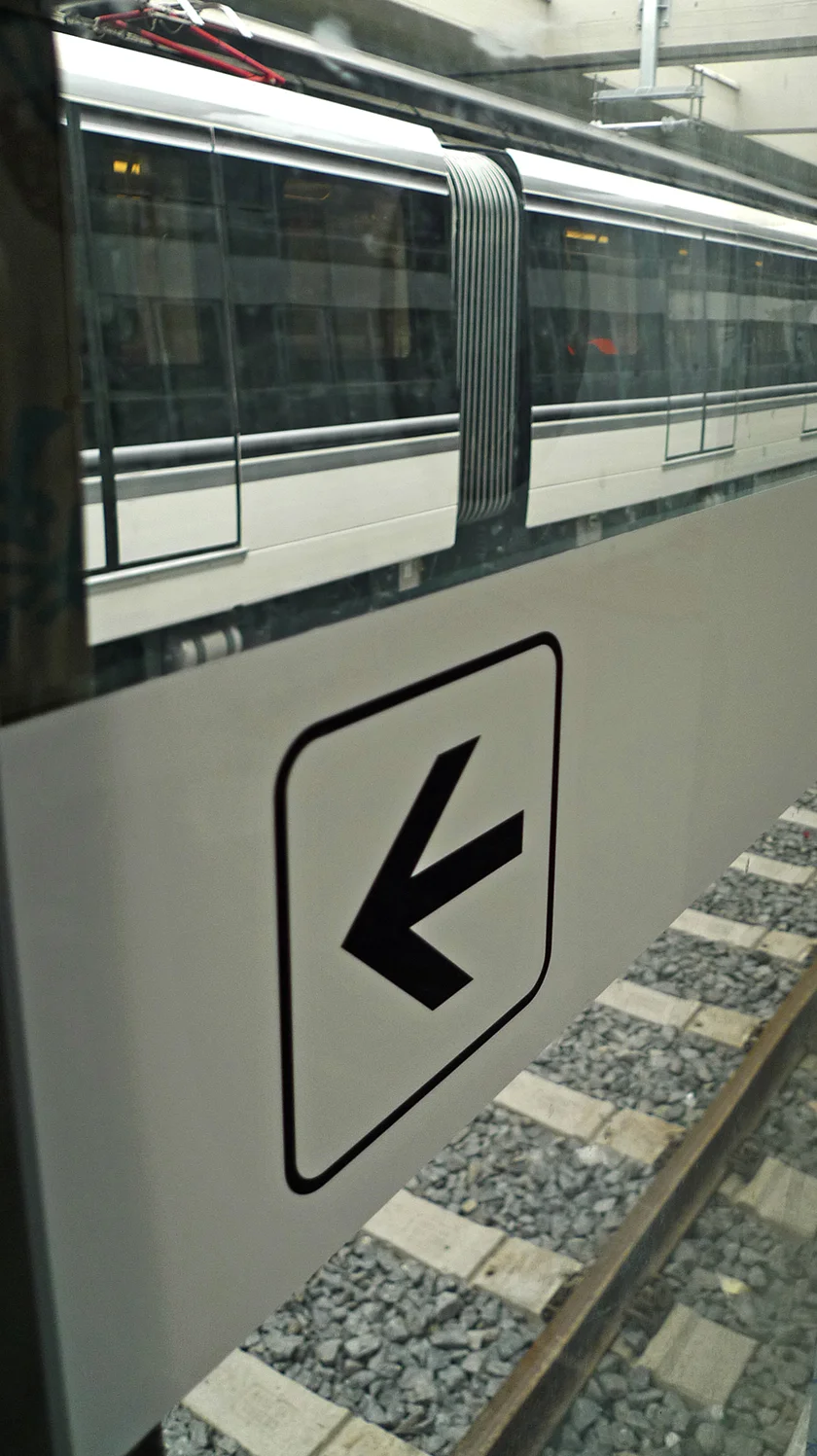 Platform screen doors graphics