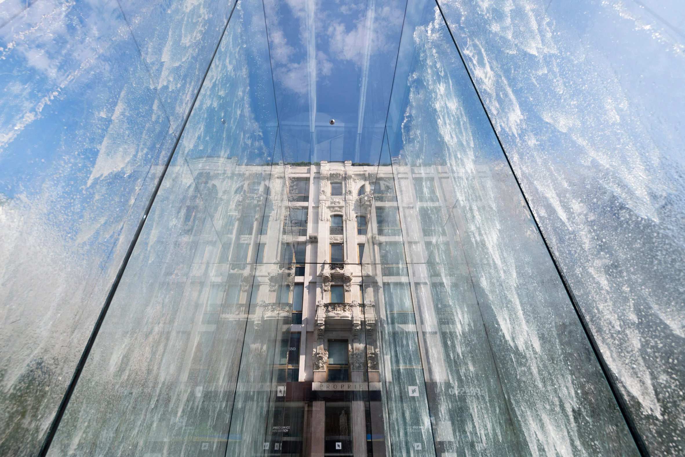 foster-partners-apple-store-milan-photographs-nigel-young_dezeen_2364_col_3.jpg