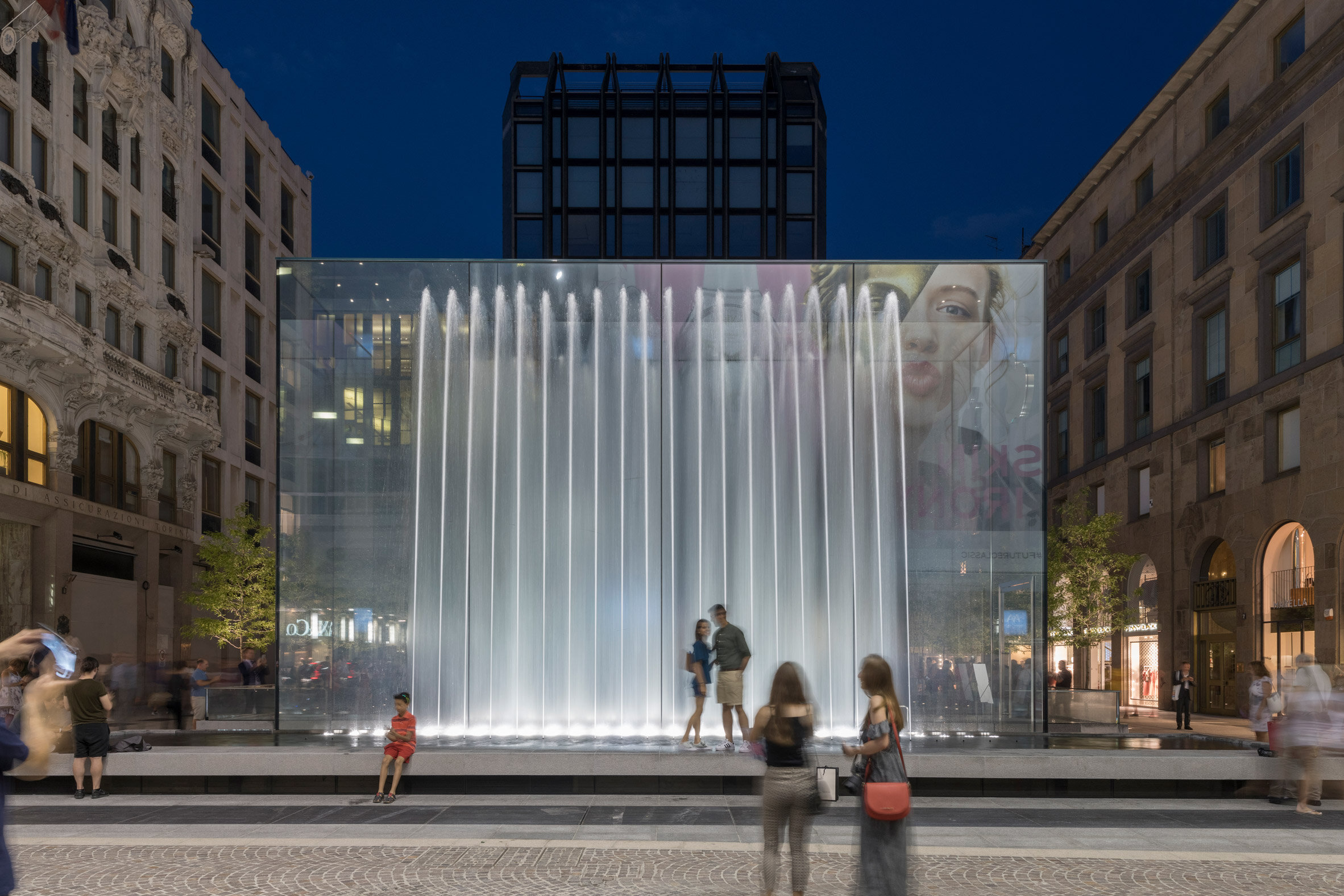 foster-partners-apple-store-milan-photographs-nigel-young_dezeen_2364_col_9.jpg
