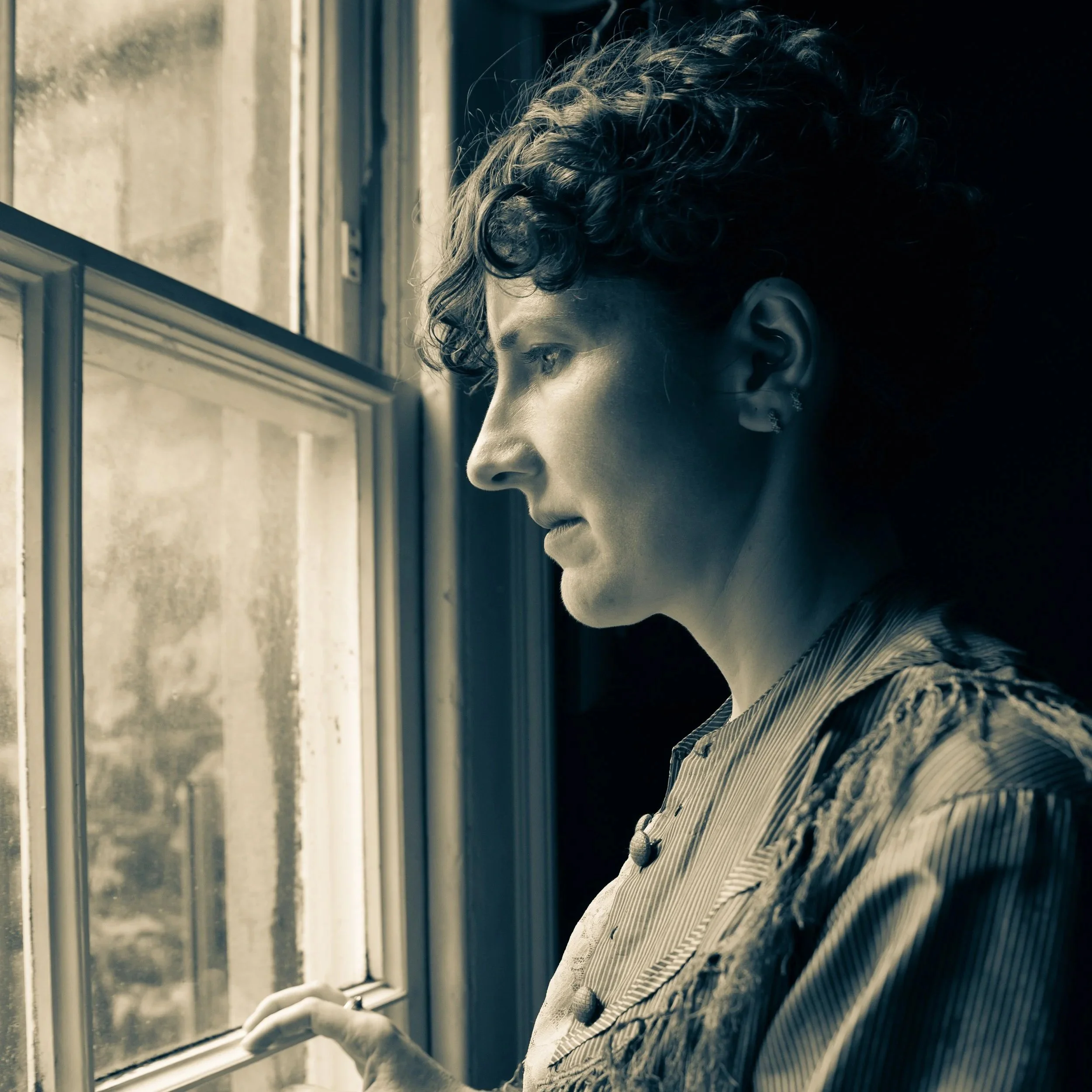 Antonia White as Bella Manningham