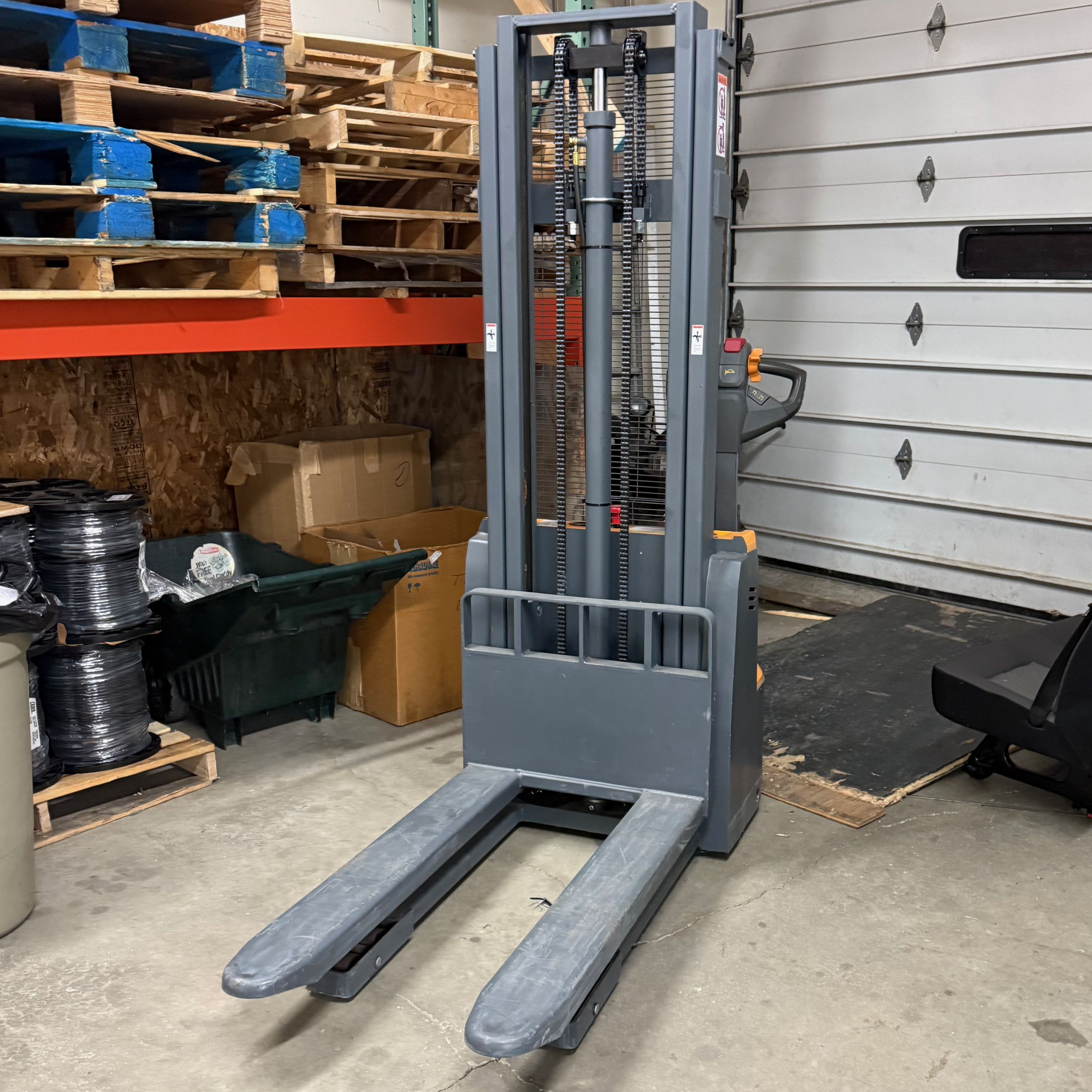 Motorized Pallet Lift (fork-side view)