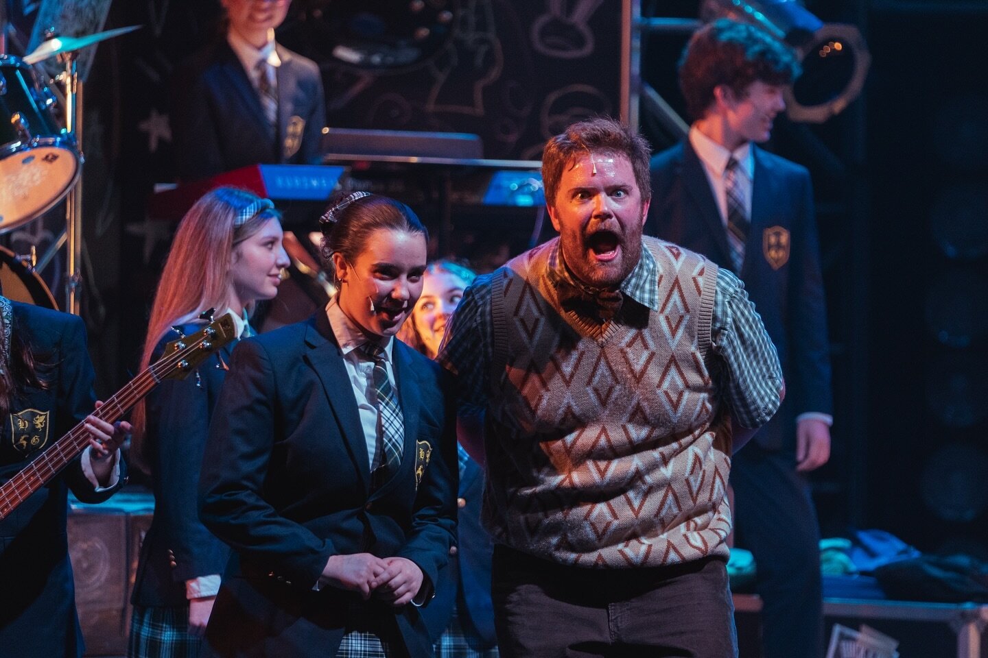 It&rsquo;s a two show day here @themediatheatre come check out School of Rock on @andrewlloydwebber birthday! Happy Bday homie, thanks for a kick ass show.
&bull;
&bull;
&bull;
#schoolofrock
#whatismyface
#amisingingwhoknows
#andrewlloydwebber 

📸: 