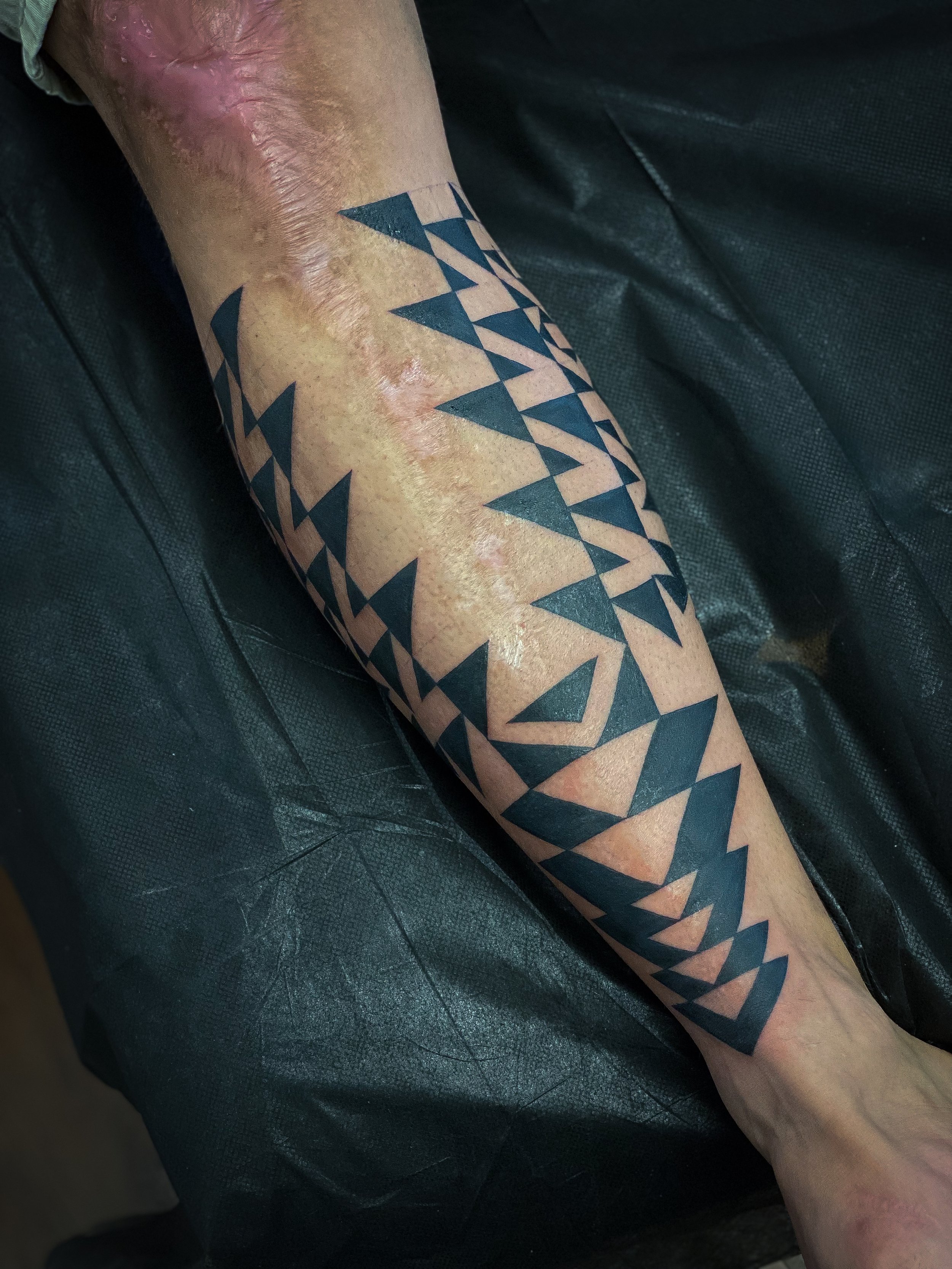 Neotribal blackwork leg tattoo-3.jpg
