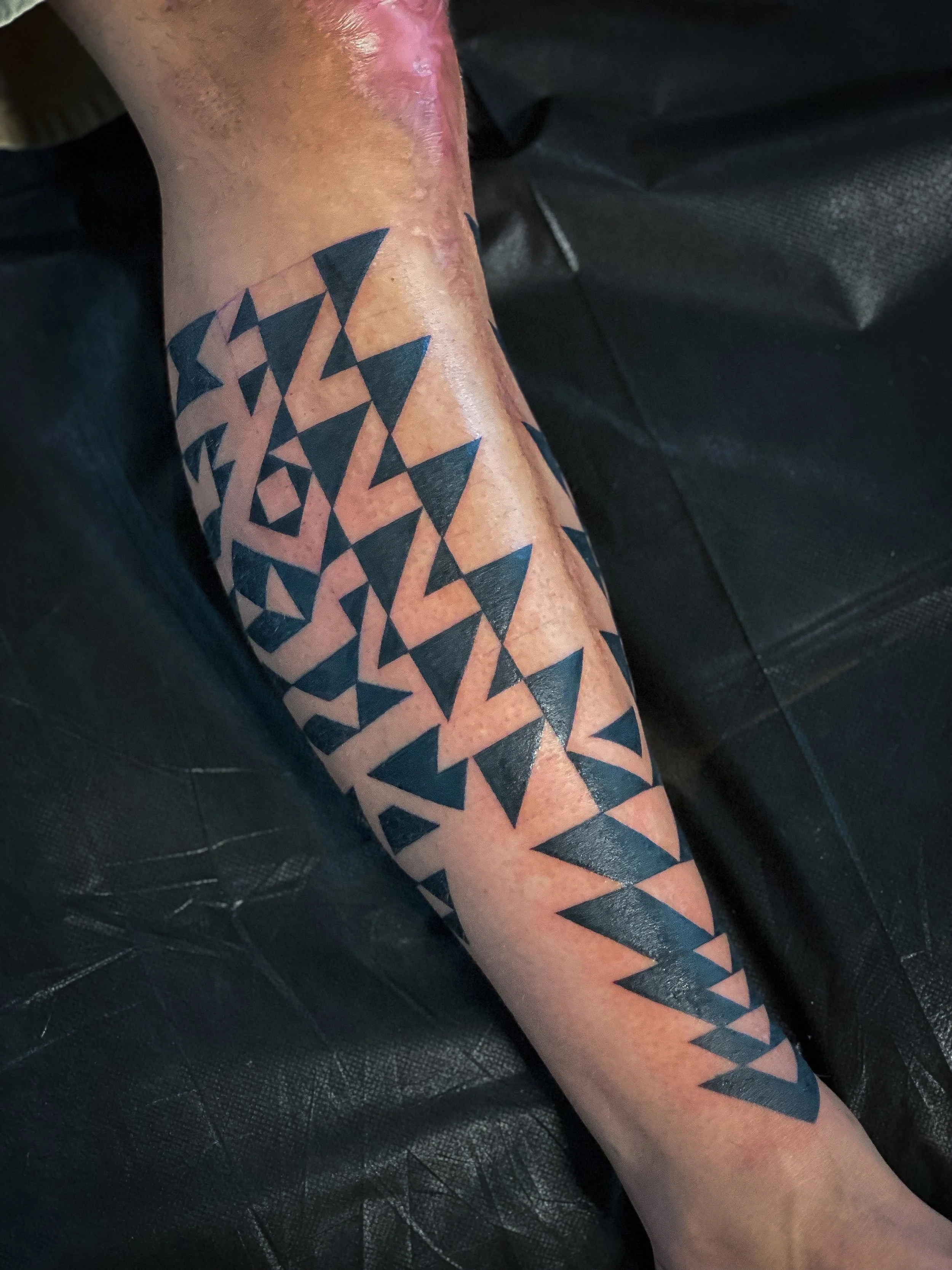 Neotribal blackwork leg tattoo-2.jpg