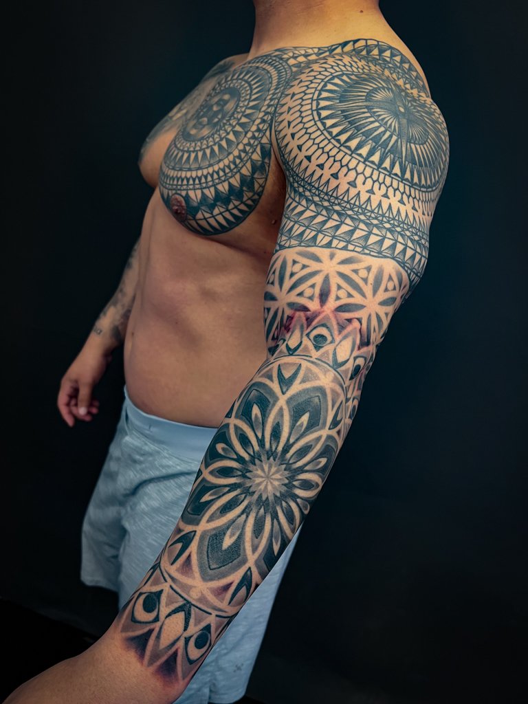 Black and Grey Geometric Mandla Sleeve-2.jpg