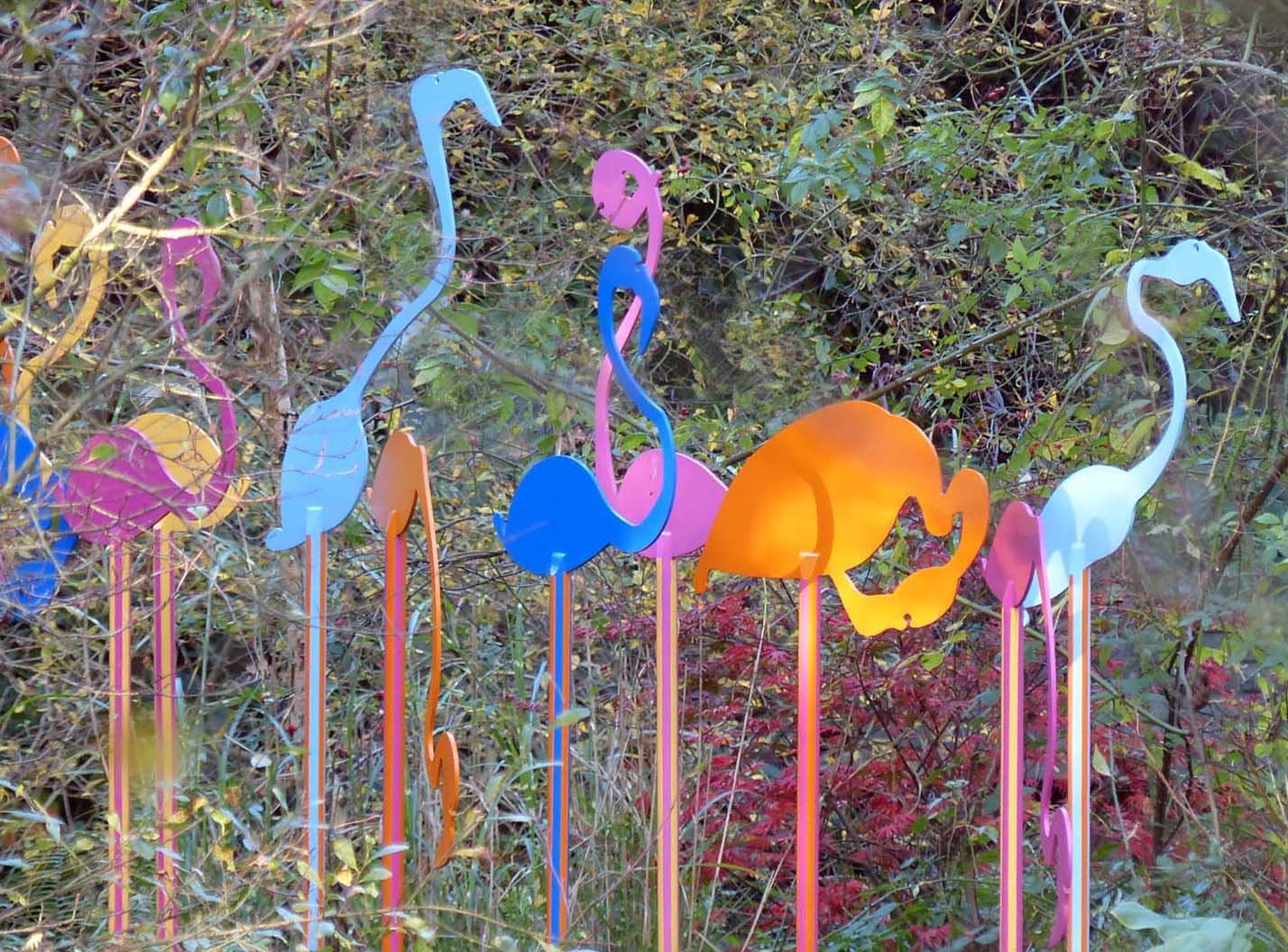 Flamingos between 2 and 3 metres high. Painted steel.